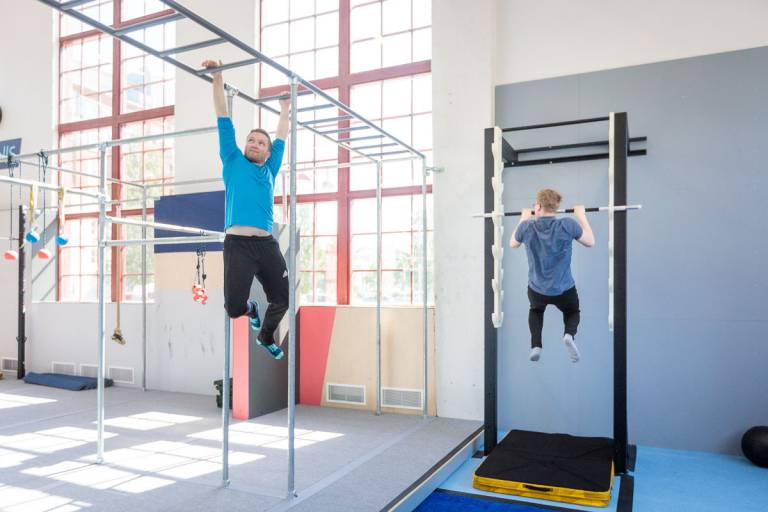 Reenis parkour alue lohiportaat monkey bar apinatikkaat salmon ladder